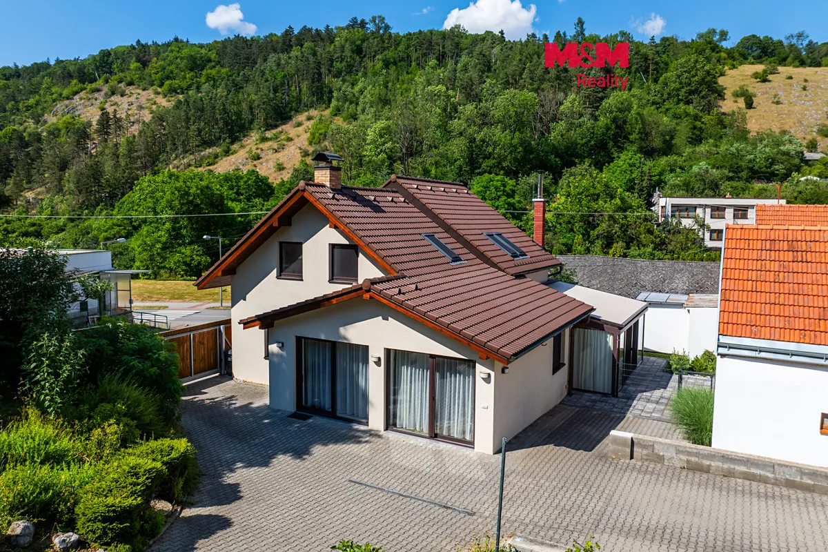 Prodej rodinného domu 275 m², pozemek 3832 m²